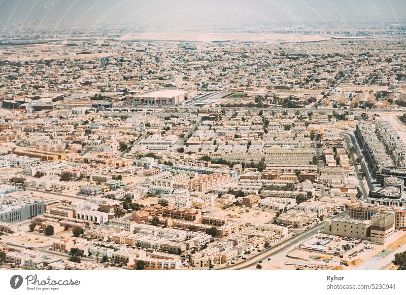 Luftaufnahme des Stadtbildes von Dubai aus dem Fenster des Flugzeugs. Vereinigte Arabische Emirate reisen Vogelperspektive uae Antenne Gegend Asien schön