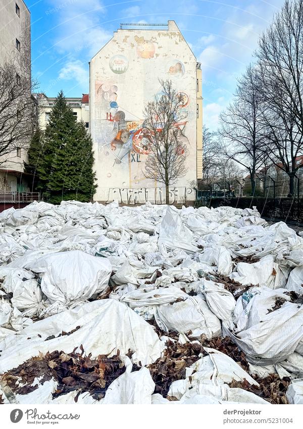 Brandwand mit riesigem Haufen Müllbeutel und Graffiti in Neukölln Menschenleer Textfreiraum Mitte Strukturen & Formen Textfreiraum oben Muster abstrakt Kontrast