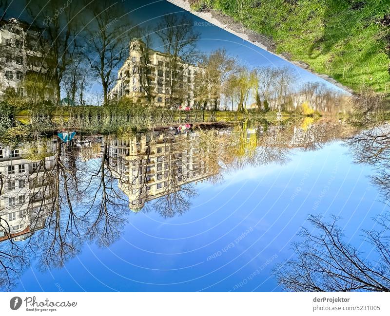 Ein Spiegelbild eines Hauses im Landwehrkanal in Kreuzberg III Luftaufnahme Menschenleer Textfreiraum Mitte Strukturen & Formen Textfreiraum oben Muster