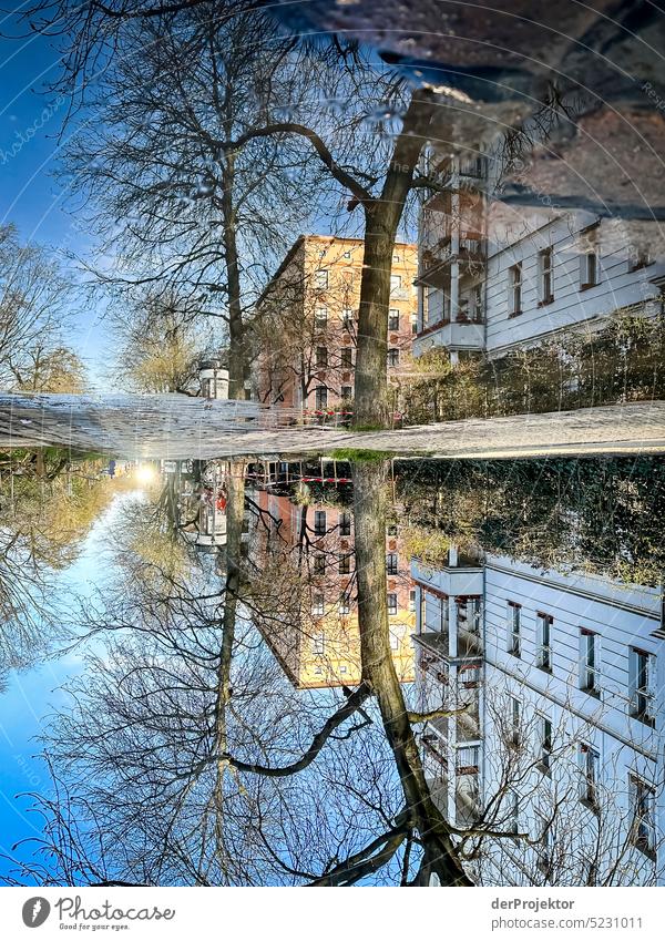 Ein Spiegelbild eines Hauses in einer Pfütze in Kreuzberg Luftaufnahme Menschenleer Textfreiraum Mitte Strukturen & Formen Textfreiraum oben Muster abstrakt