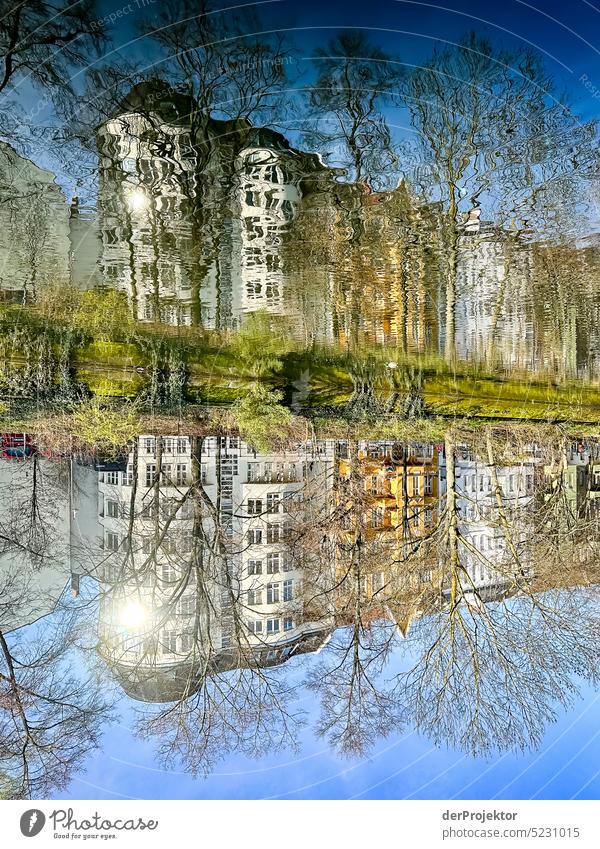 Ein Spiegelbild eines Hauses im Landwehrkanal in Kreuzberg Luftaufnahme Menschenleer Textfreiraum Mitte Strukturen & Formen Textfreiraum oben Muster abstrakt