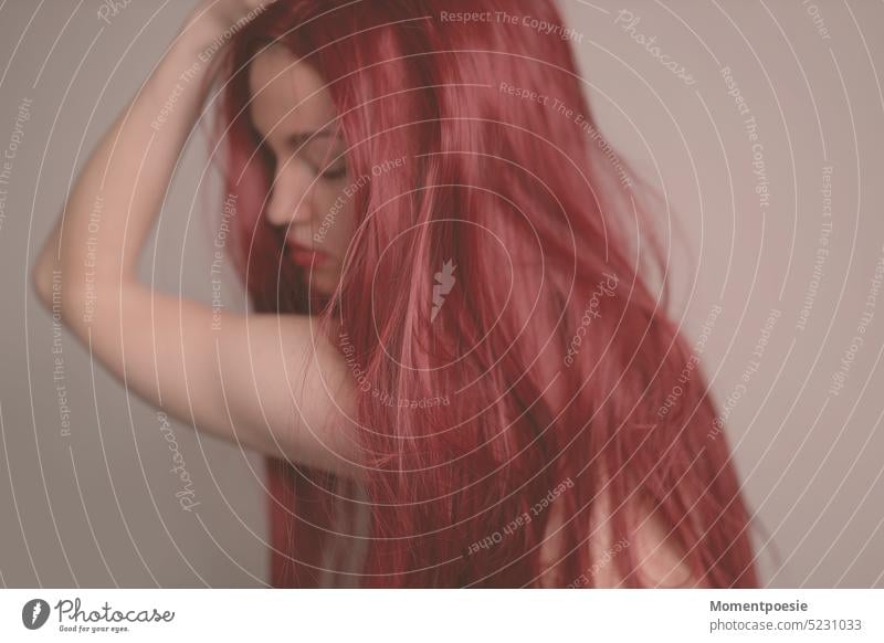 Profilansicht einer Frau mit roten, langen Haaren Perücke langhaarig schön hübsch nachdenklich sinnlich Gesicht Porträt Haare & Frisuren attraktiv feminin