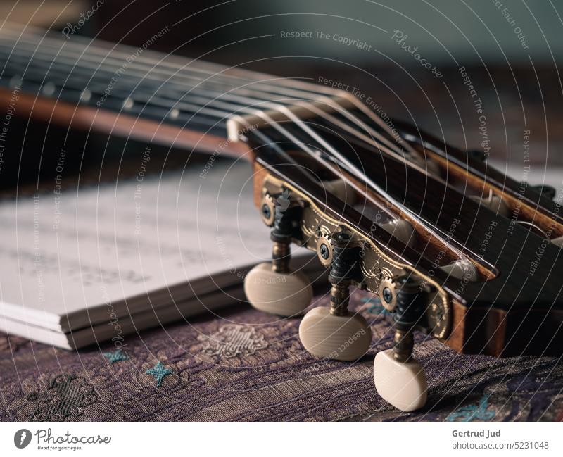 Gitarrenkopf Gitarrenhals Musik Musikinstrument Musikunterricht Saiteninstrumente braun gemütlich Hygge hyggelig