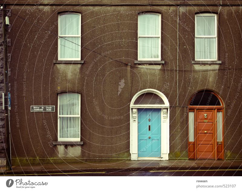 individualität Haus Einfamilienhaus Mauer Wand Fassade Fenster Tür alt trist Stadt blau rot Eingang Eingangstür Reihenhaus Farbfoto Außenaufnahme Menschenleer