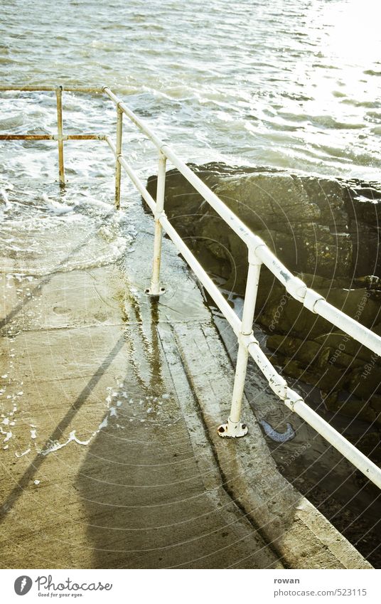 geländer Wellen Küste Seeufer Meer nass Geländer Betonplatte überschwemmt Sonnenstrahlen Schwimmen & Baden Steg Farbfoto Außenaufnahme Menschenleer