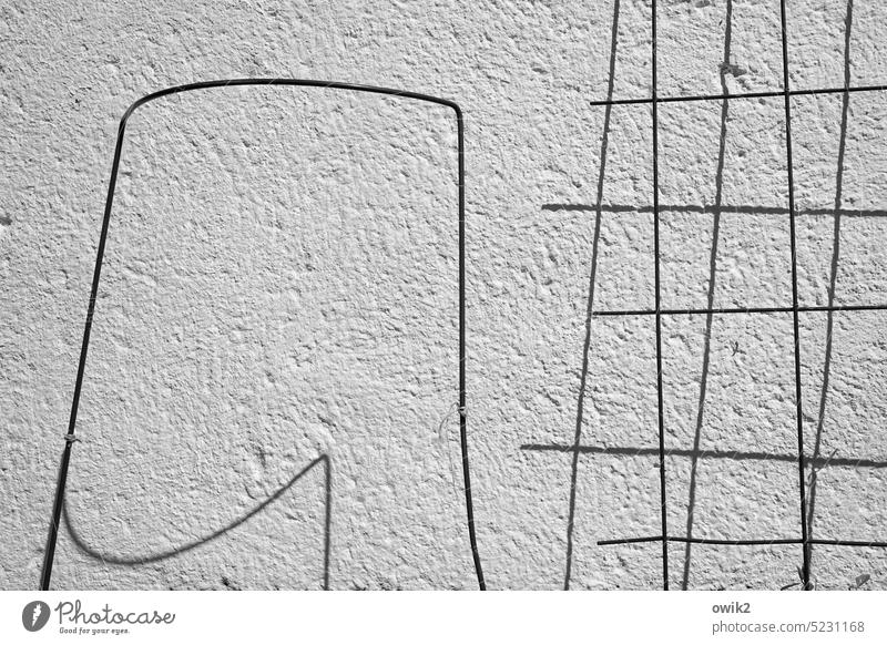 Schattenmann Grafische Darstellung minimalistisch bizarr sperrig Geometrie Form komplex Schattenlinien geheimnisvoll Nahaufnahme graphisch Hauswand Sonnenlicht