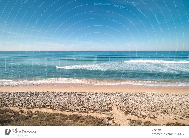 Der Atlantik hat mit seinen Wellen an der portugiesischen Küste eine Vielzahl von Kieselsteinen an den Sandstrand gespült, die einen schönen Rahmen für einen Tagesausflug bilden. Fischerpfad