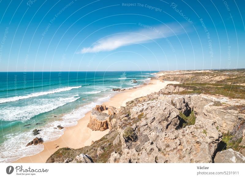 Felsen umgeben den Sandstrand von Praia do Malhao Sul an der Atlantikküste bei Vila Nova de Milfontes, Odemira, Portugal. Auf den Spuren der Rota Vicentina. Fischerpfad