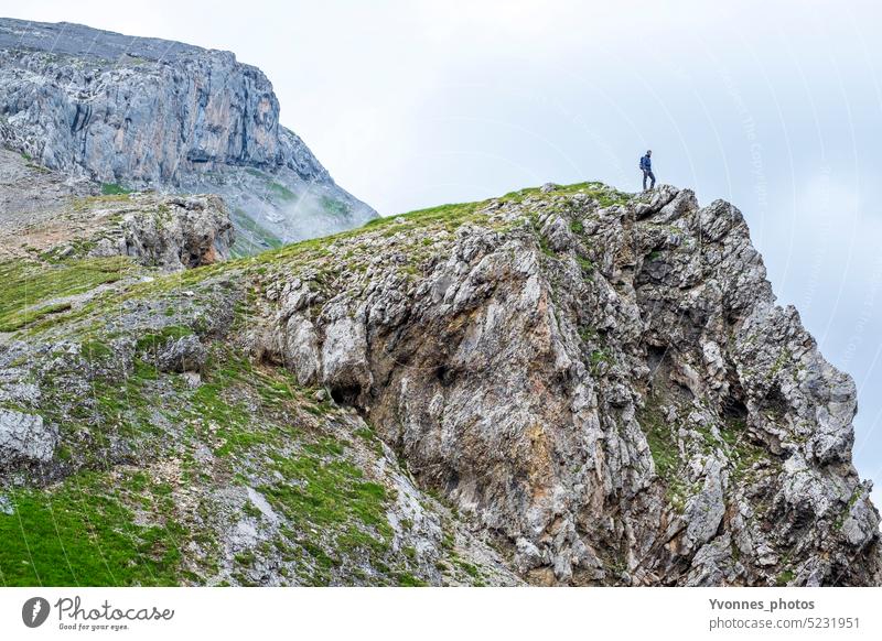 Wanderer auf einer Bergspitze in den Alpen Abenteuer wandern Berge u. Gebirge Landschaft Natur Ferien & Urlaub & Reisen Tourismus Umwelt Wanderung Fernweh