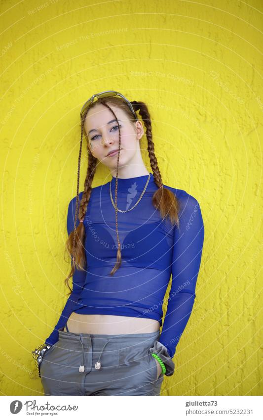 Raver Girl - gestylt mit Zöpfen in coolem, blauen Techno Outfit vor gelber Wand Porträt gelbe wand blaugelb Lieblingsmensch 13-18 Jahre 18-25 Jahre