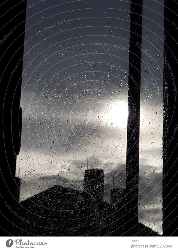 Tropfen auf der Fensterscheibe – Blick aus dem Krankenzimmer auf die Dächer in der verregneten Abendsonne Fensterblick Regen Wassertropfen