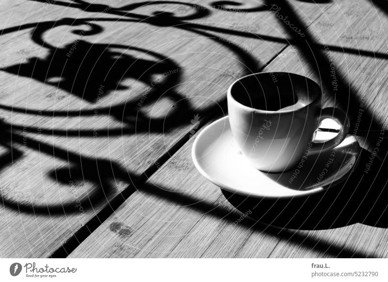 Espresso Espressotasse Kaffee Kaffeepause Kaffeetasse Tisch Café Bistro Schatten Ornament Treppengeländer Straßencafé