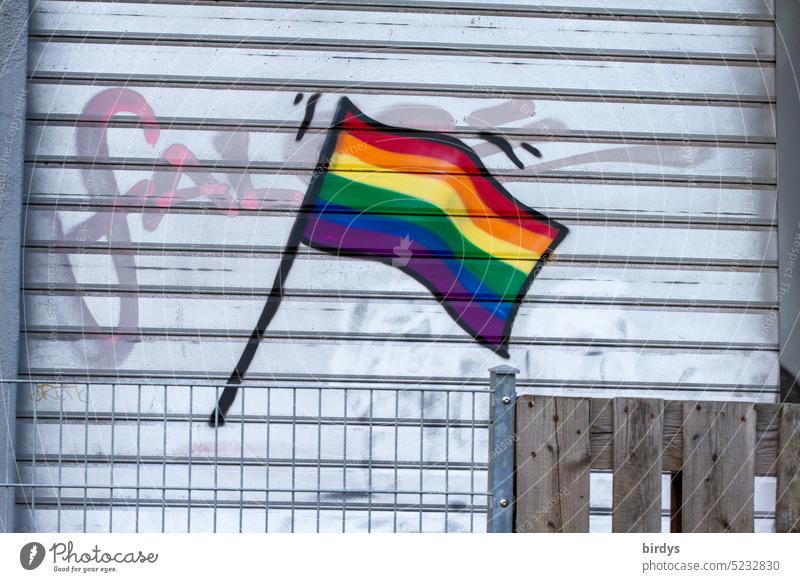 Regenbogenfahne auf einem Rolltor. Graffiti Homosexualität Gleichheit Symbole & Metaphern Vielfalt Gleichstellung Regenbogenflagge lgbtq queer Toleranz Liebe