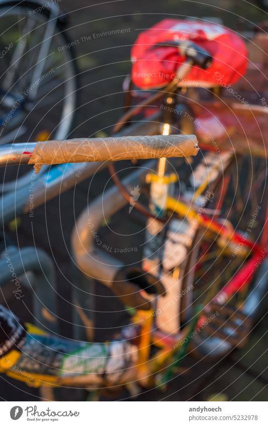 Provisorischer Griff am Lenker eines abgenutzten Fahrrads Verlassen gealtert Hintergrund Bar Bars klassisch farbenfroh Konzept Kultur Zyklus Beschädigte