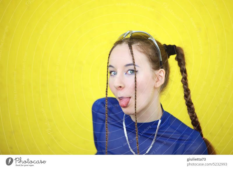 Hübsches, freches Teenager Girl mit Zöpfen und coolem Techno-Style streckt die Zunge raus Porträt Mensch Kaukasier 13-18 Jahre 18-20 Jahre 16 17 Pubertät crazy