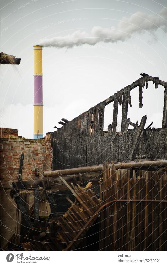 Abgebranntes Haus, dahinter der bunte Schornstein von Chemnitz abgebrannt ausgebrannt Ruine Abriss Rauch Bruchbude Hausbrand Wohnungsbrand Verfall heizen