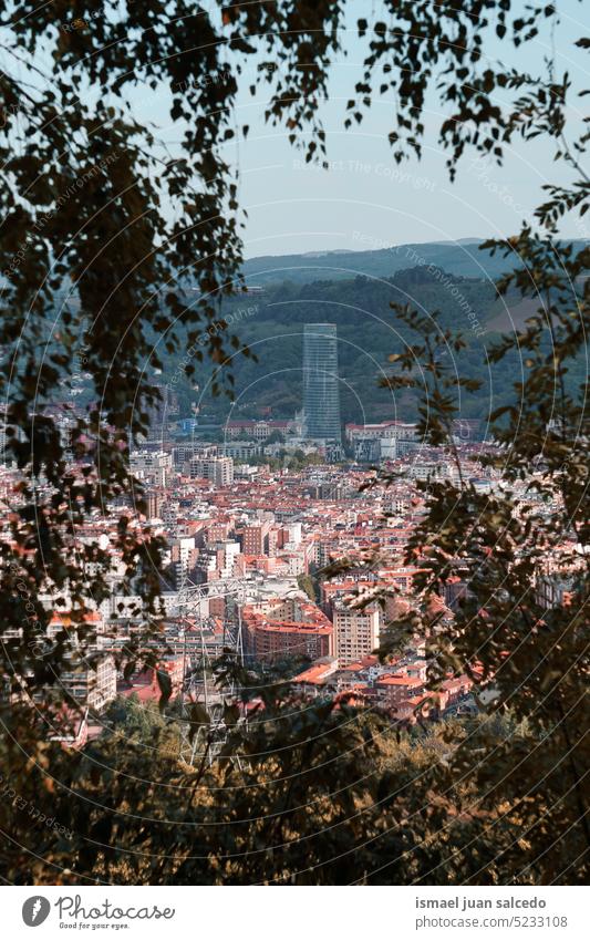 Stadtbild und Architektur in der Stadt Bilbao, Spanien, Reiseziel Großstadt Fassade Gebäude Struktur Konstruktion Dachterrasse Ansicht Stadtansicht panoramisch
