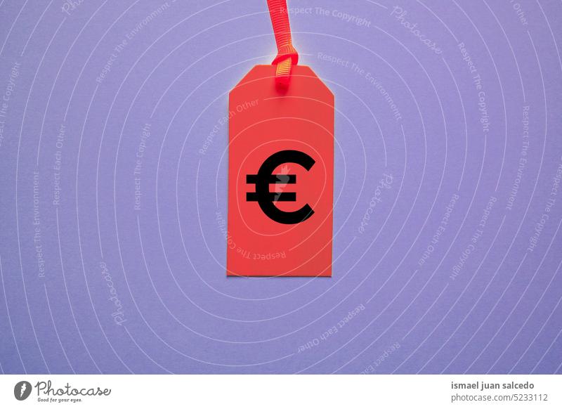 Euro-Zeichen auf dem roten Preisschild für den Verkauf Tag rotes Schild rote Farbe violetter Hintergrund Attrappe rotes Modell Objekt Eurozeichen € Geld Markt