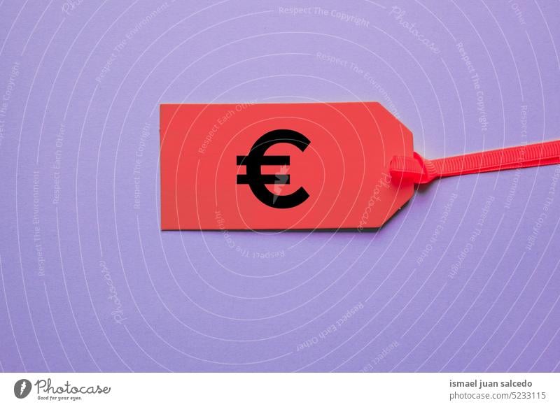Euro-Zeichen auf dem roten Preisschild für den Verkauf Tag rotes Schild rote Farbe violetter Hintergrund Attrappe rotes Modell Objekt Eurozeichen € Geld Markt