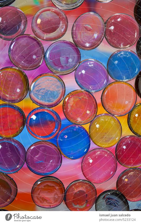 mehrfarbige Kristallblasen, bunter Hintergrund Kristalle Blasen Kreise durchsichtig Farben farbenfroh Ornament dekorativ Juwel Schmuck hell Glas Schaumblase