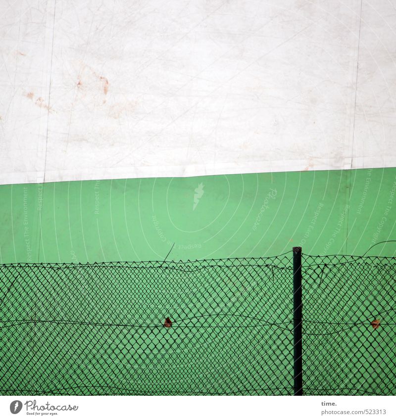 Kleines Tennis, nurmehr Hamburg Halle Zelt Zeltplane Mauer Wand Fassade Zaun Zaunpfahl Maschendraht Maschendrahtzaun Metall Kunststoff Netz kaputt trashig trist