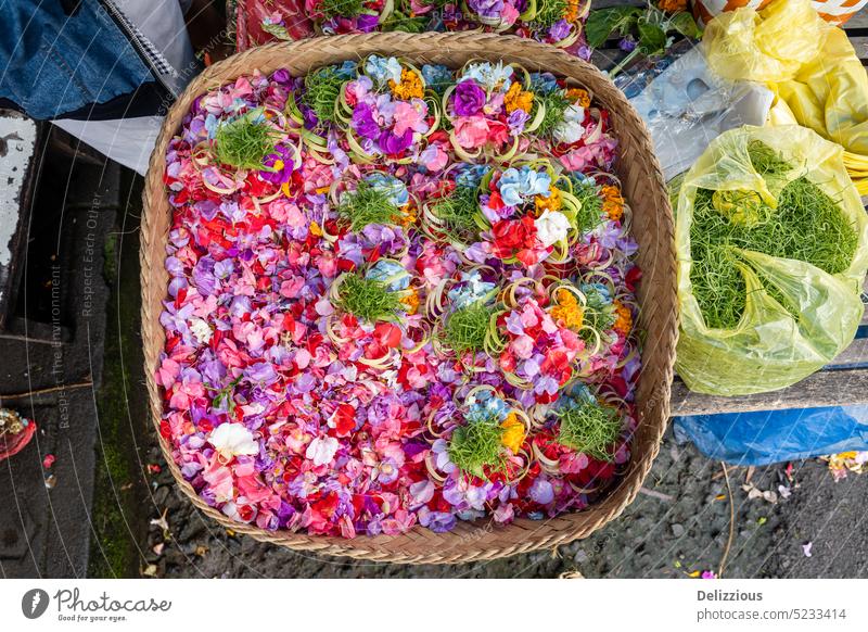 Ein Korb voller Blütenblätter auf dem Markt in Bali, die für Opfergaben verwendet werden Blumen Angebot Angebote Tasche Taschen viele Indonesien canang