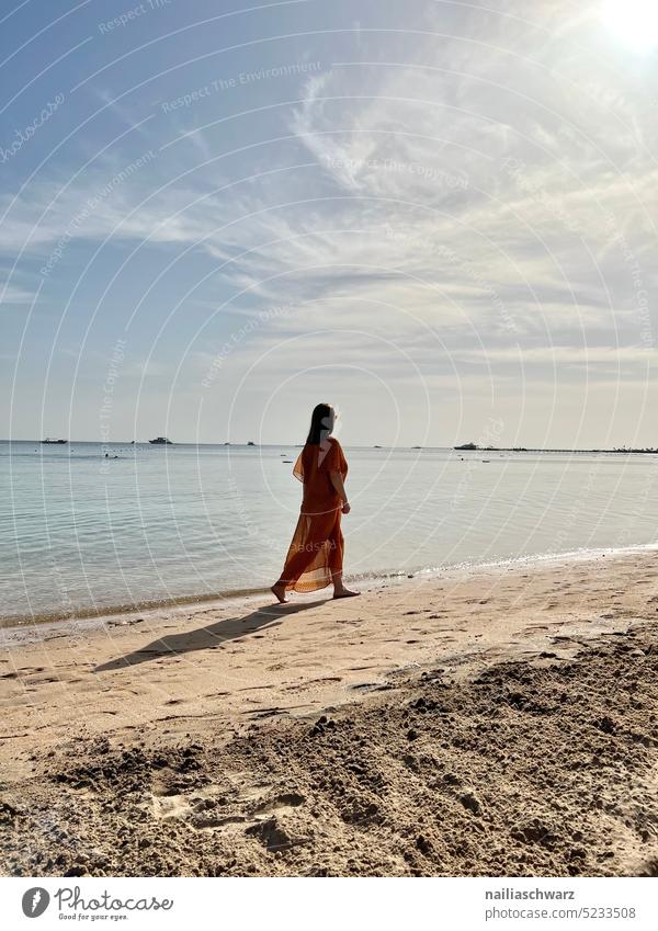 Frau am Strand Wasser malerisch Landschaft im Freien idyllisch Sommer Seeküste spielerisch Natur reisen genießen niedlich Küste Ufer Schatten laufen spazieren