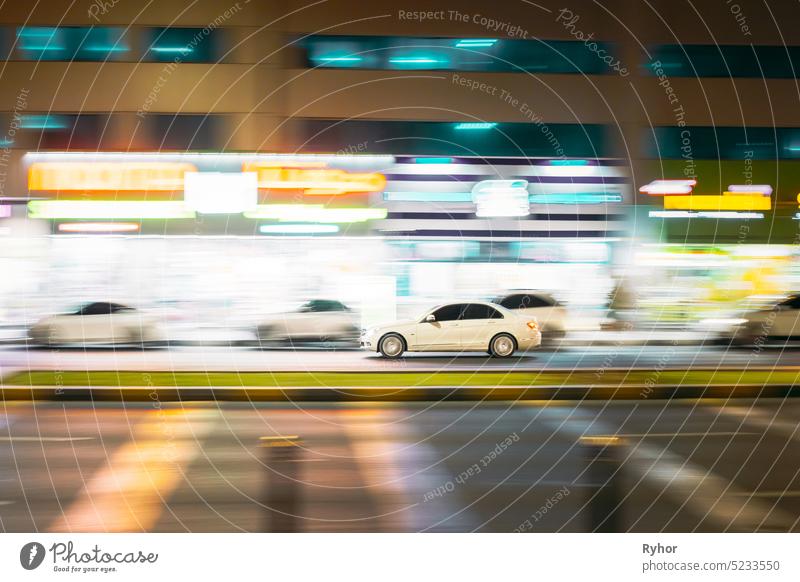 Speeding White Auto schnelles Fahren in der Stadt Straße. Bewegung Unschärfe Hintergrund PKW Großstadt Verkehr Geschwindigkeit Emirate uae