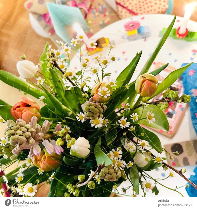 „Happy Birthday!“ Geburtstag Feste & Feiern Party Dekoration & Verzierung Fröhlichkeit Kind Kindergeburtstag Kerzen Geschenke Blumenstrauß Hyazinthe Tulpen