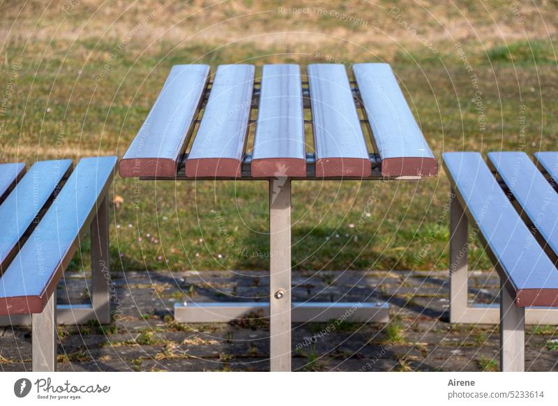 der Charme der Autobahnraststätte Tisch Picknick Möbel Rastplatz Ausflug Traurigkeit trist leer menschenleer öde Ordnung langweilig schlicht Sitzgelegenheit