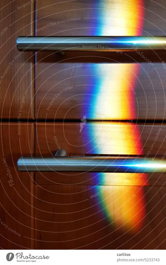 dark side of the kitchen |  Plattencover mal anders Prisma Regenbogen Bunt Griff Schublade Küche Spektralfarbe Lichtbrechung mehrfarbig regenbogenfarben
