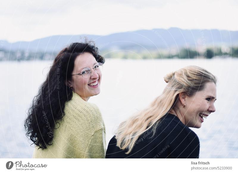 FREUNDSCHAFT - FREUNDINNEN - LACHEN Freundschaft Freundinnen Frauen 25-29 Jahre 20s glücklich lachen Freude Zusammensein Lebensfreude Erwachsene Außenaufnahme