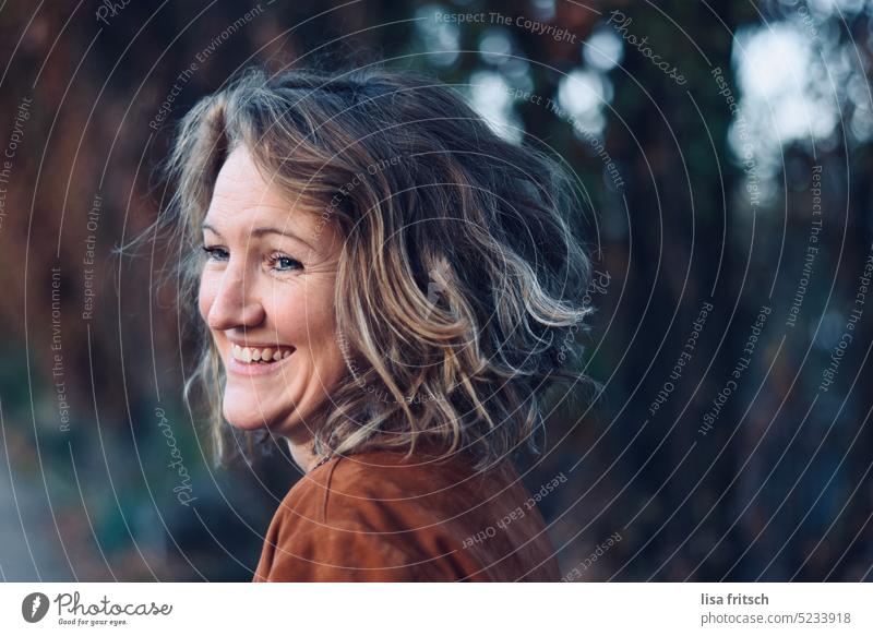 FRAU - HERBST - LACHEN Frau 30s 30-35 Jahre blond Locken Haare & Frisuren lachen glücklich zufrieden Herbst herbstlich Zurückblicken belächeln Erwachsene