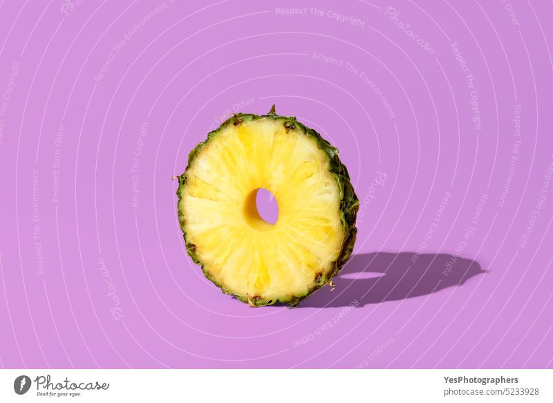 Ananasscheibe isoliert auf einem lila Hintergrund. Ananasring in hellem Licht. kreisen Nahaufnahme Farbe Querschnitt Küche ausschneiden lecker Dessert Diät