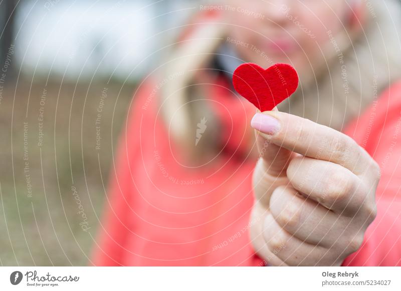 Das Herz in der Hand des Mädchens Person rot Handfläche Tag Konzept Liebe Frau Geschenk romantisch Gesundheit Herzform Valentinsgruß Liebe - Emotion