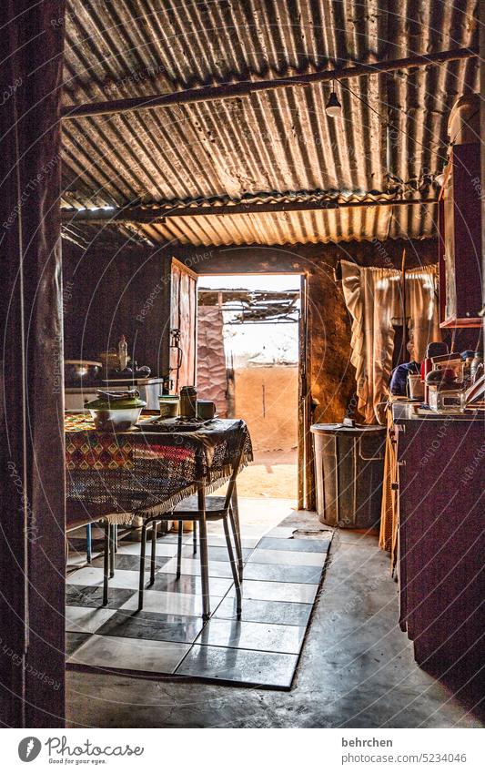 einblicke Namibia Afrika Damaraland Haus Hütte zuhause Wellblech Tisch Küche wohnen Leben Armut einfaches leben reisen Abenteuer Ferne authentisch