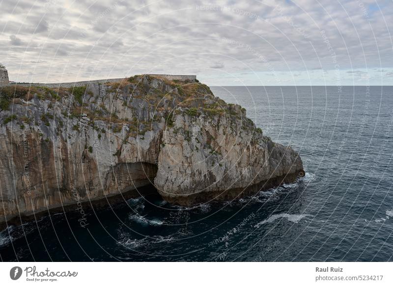 Klippen an der Küste von Castro Urdiales, Spanien Abenddämmerung Infrastruktur heben Schifffahrt Panorama panoramisch Risiko Meereslandschaft gefährlich