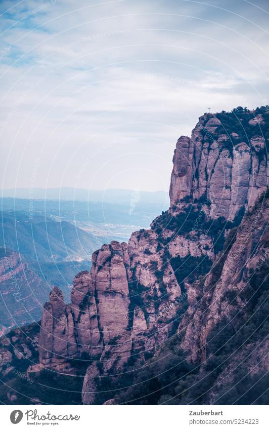 Felsen des Montserrat-Gebirges, Blick in die weite Ebene, zart bewölkter Himmel Berg Weite schroff pittoresk steil heilig Sedimentgestein Landschaft