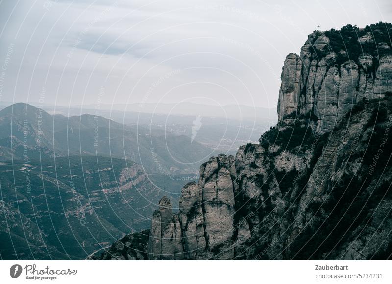 Felsen des Montserrat-Gebirges im Schatten, Blick in die weite Ebene, bewölkter Himmel Berge wandern hiken Abenteuer Tourismus überlaufen Katalonien heilig