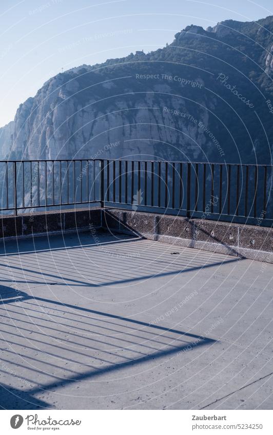 Aussichtsplattform mit Gittern und Schattenwurf im Montserrat, Sinnbild für Verschandelung der Natur Plattform Tourismus Landschaft Aussichtspunkt Geländer