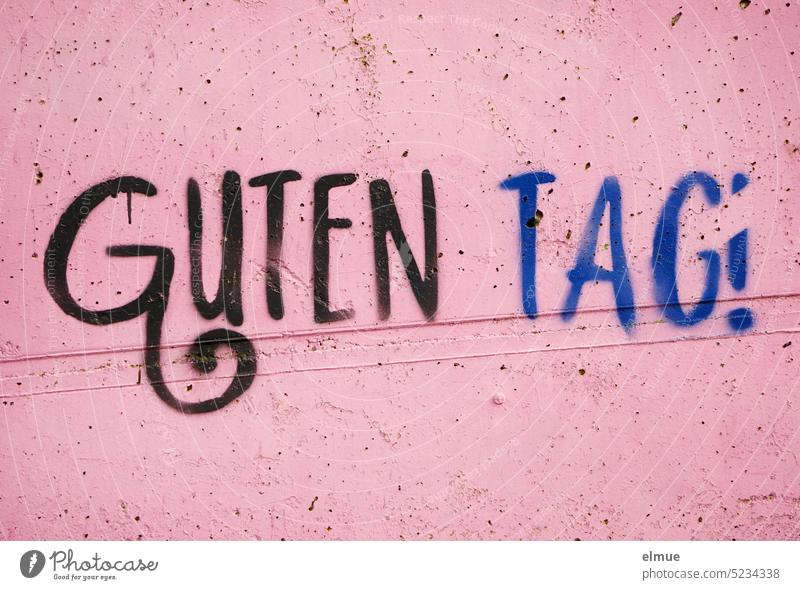 Guten Tag !  steht in schwarzen und blauen Buchstaben an einer altrosa Betonwand grüßen Gruß Hallo Moin Tach Guten Morgen Begrüßung Blog Kommunizieren Graffiti