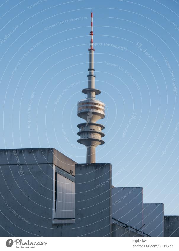 Fernsehturm schaut hinter Gebäude hervor Ausschnitt Himmel blau München Olympiaturm Außenaufnahme Olympiadorf