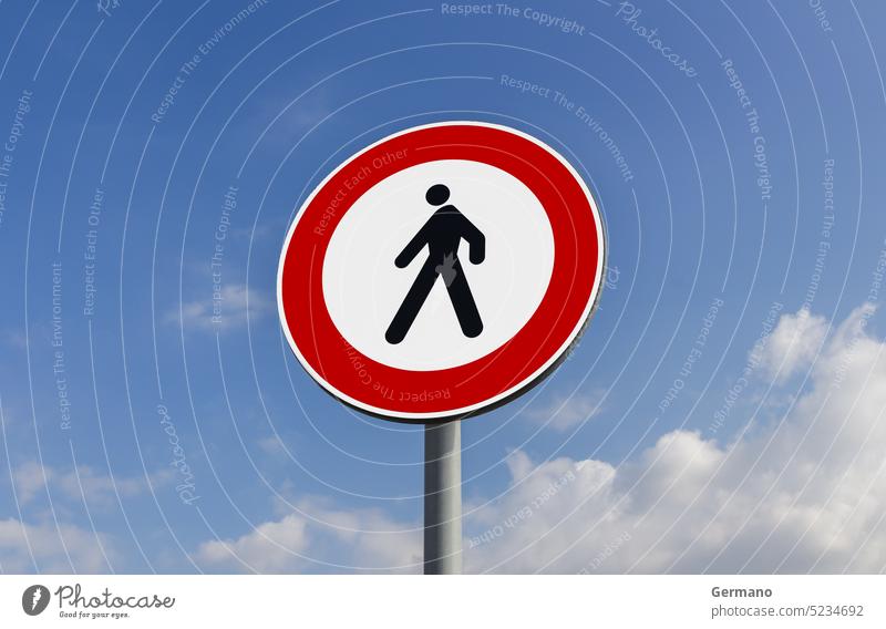 Kein Fußgängerüberweg-Schild erlaubt Hintergrund blau Vorsicht kreisen kreisrund Wolken wolkig Gefahr verboten graphisch Ikon Information vereinzelt