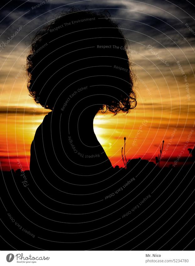 Silhouette einer Frau bei Sonnenuntergang Schatten Himmel Gegenlicht leuchten Oberkörper Locken Sommer Wärme Porträt Haare & Frisuren Kontrast Profil warm