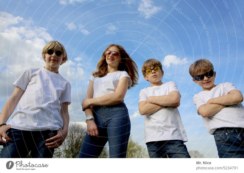 Gruppenbild mit Sonnenbrille jugend von heute frech Jugend weißes T-Shirt Jeanshose posen Geschwister Familie & Verwandtschaft vier Freunde Zusammensein