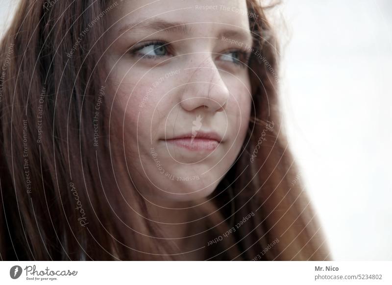 Ira Wegsehen Porträt Neugier schön Freundlichkeit Zufriedenheit zart Gefühle natürlich außergewöhnlich authentisch langhaarig Gesicht feminin Haare & Frisuren