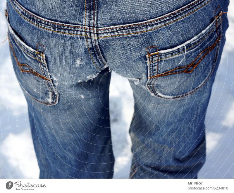 Arschkalt Jeanshose Hose Bekleidung Stoff Jeansstoff Mode blau Beine hintern Naht Gesäß Gesäßtasche Figur Rückansicht jeansblau knackig Hinterteil arschkalt