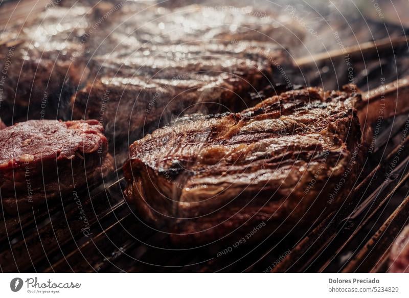 Ausgezeichnete Stücke argentinischen Rindfleischs auf dem Holzkohlegrill appetitlich Hintergrund Barbecue Grillen grillen mit Knochen Nahaufnahme gekocht