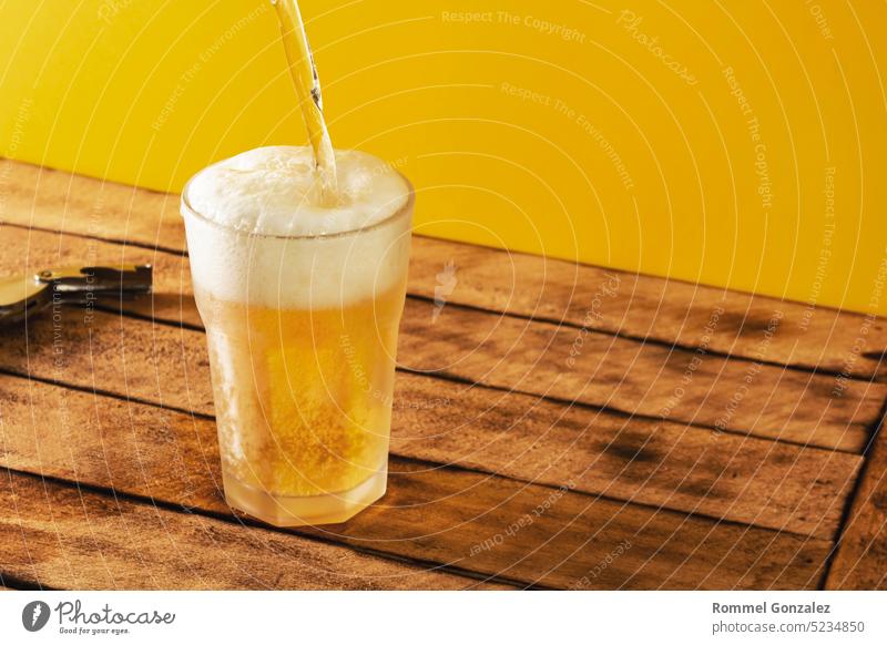 Draufsicht Bierglas, Flasche Bier auf einem hölzernen Hintergrund, selektiver Fokus. Bernstein mit Kohlensäure Raum Schnaps betrunken Sommer Nahaufnahme Frische