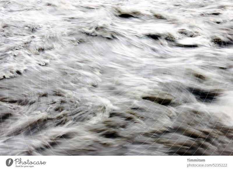 Auf die Kraft des Wassers schauen wild Bewegung fließen schäumen Energie Natur Umwelt rauschen Geschwindigkeit Menschenleer
